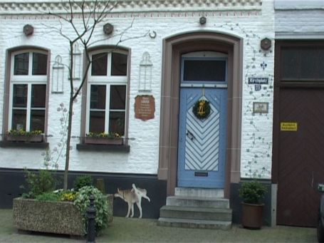 Tönisvorst-St. Tönis : Häuser am Kirchplatz, Fassadenmalerei ( Hund )